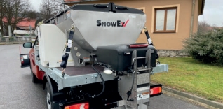 Rozmetadlo soli SnowEx na korbě dodávky.