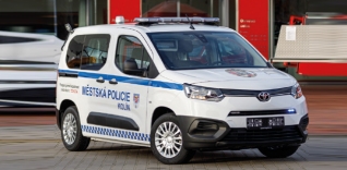 Bílé policejní auto Toyota Proace City.