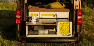 Vysunovací kuchyňka v dodávce pro kempování.