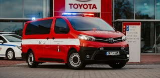 Červená záchranná dodávka Toyota Proace před autosalonem Toyota.