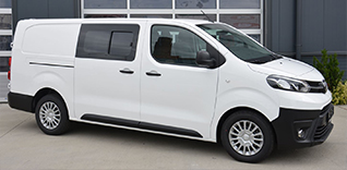 Bílý dodávkový vůz Toyota Proace City.