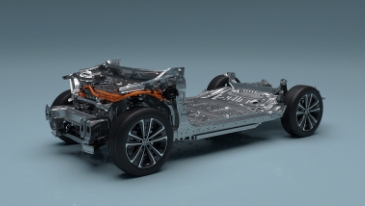 Podvozek elektromobilu s viditelnými bateriemi a elektrickými součástkami