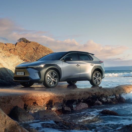 Elektrické SUV u moře.