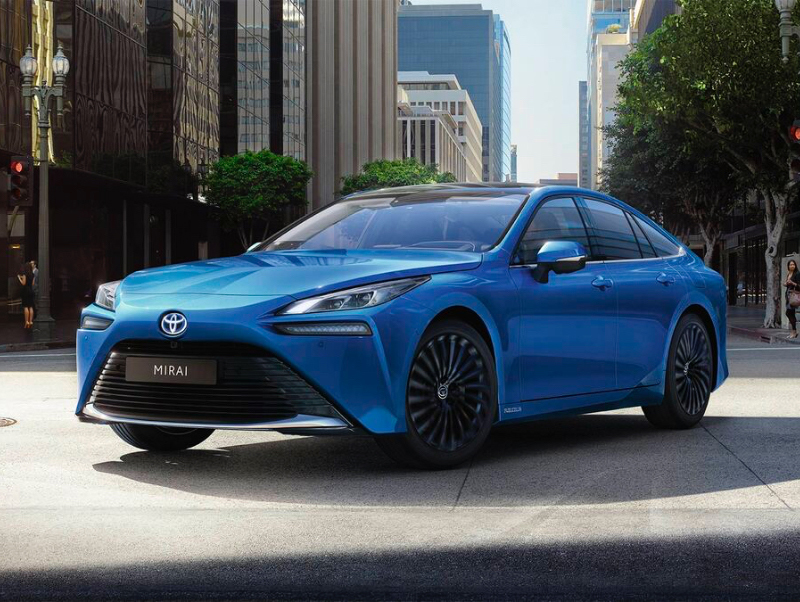Modrá Toyota Mirai na městské ulici.