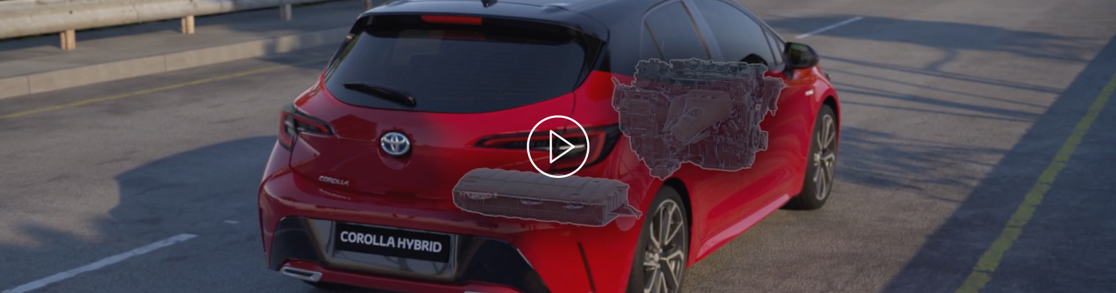 Zobrazení zadní části červeného hybridního vozu Toyota Corolla s průhledným zobrazením motoru a baterie.