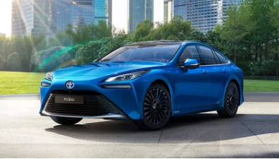 Modrý vůz Toyota Mirai na ulici ve městě.