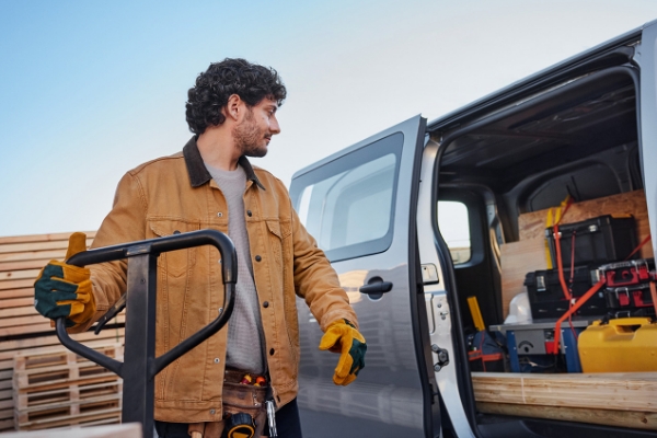 Řemeslník s palety v dodávce.